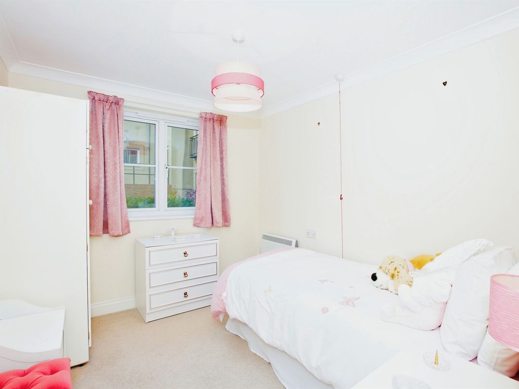 2 bed flat for sale in South Street, Yeovil BA20, £160,000