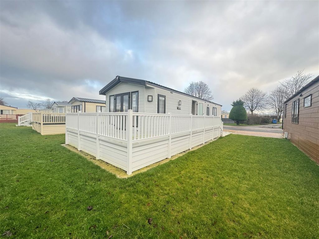 2 bed mobile/park home for sale in Hutton Sessay, Thirsk YO7, £107,995
