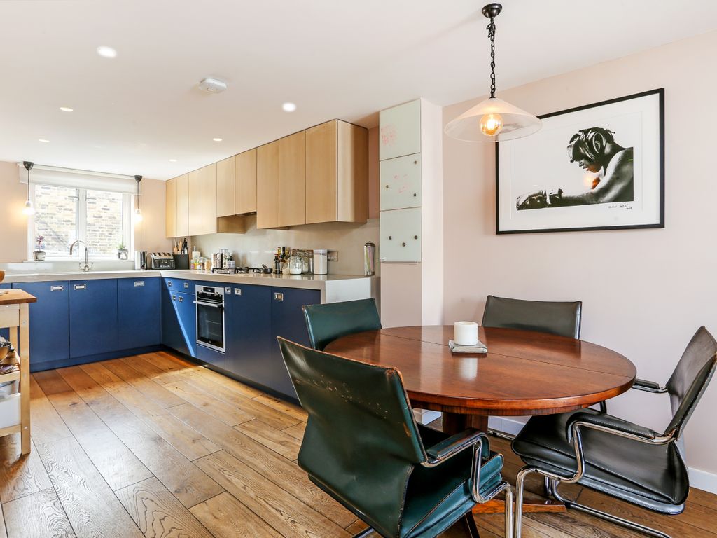 2 bed flat for sale in Portobello Road, London W10, £1,050,000
