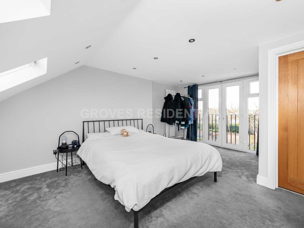 5 bed semi-detached house for sale in Barnsbury Close, New Malden KT3, £795,000