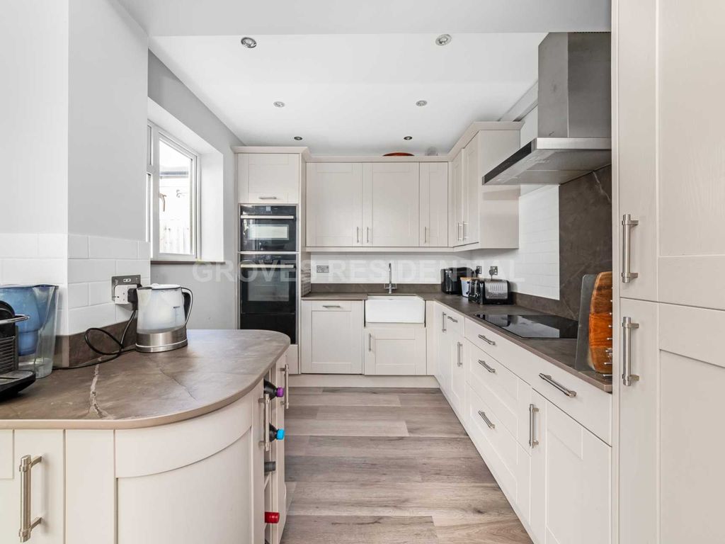5 bed semi-detached house for sale in Barnsbury Close, New Malden KT3, £795,000