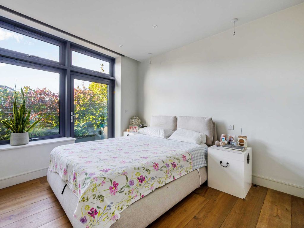 2 bed flat for sale in Market Building, Market Place, Brentford TW8, £750,000
