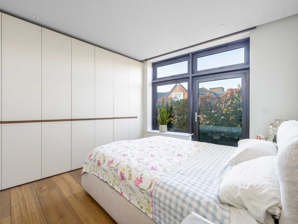 2 bed flat for sale in Market Building, Market Place, Brentford TW8, £750,000