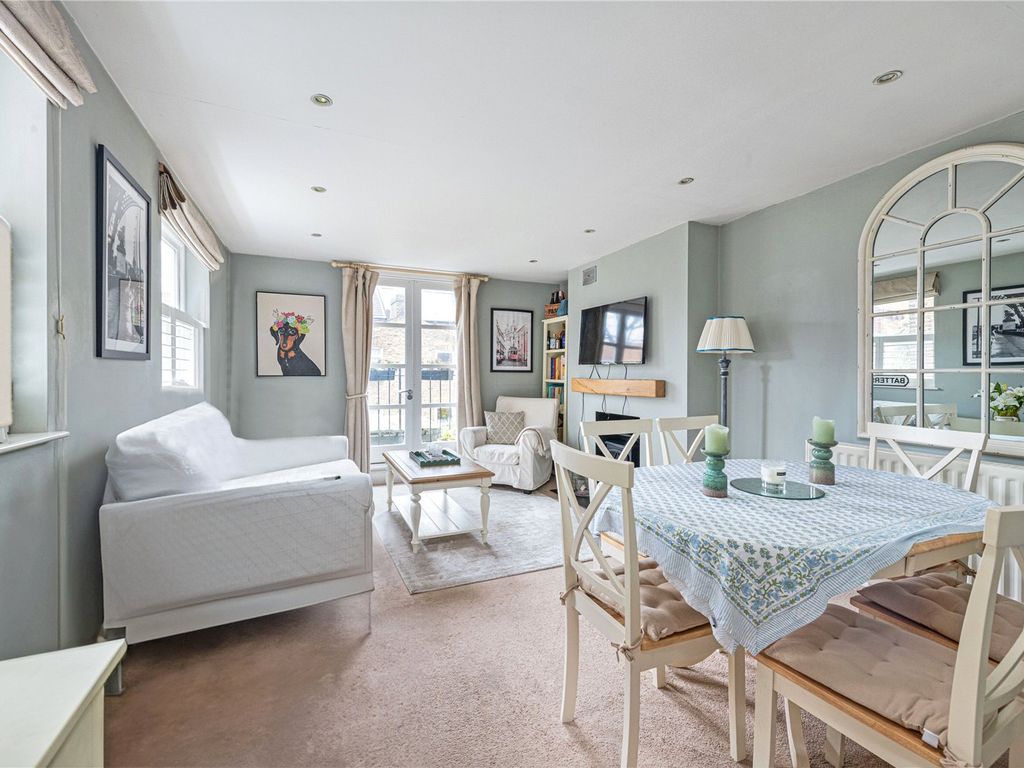 2 bed flat for sale in Beauchamp Road, London SW11, £625,000