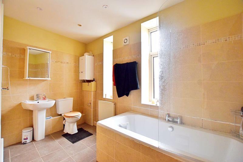 2 bed flat for sale in Clasketgate, Lincoln LN2, £125,950