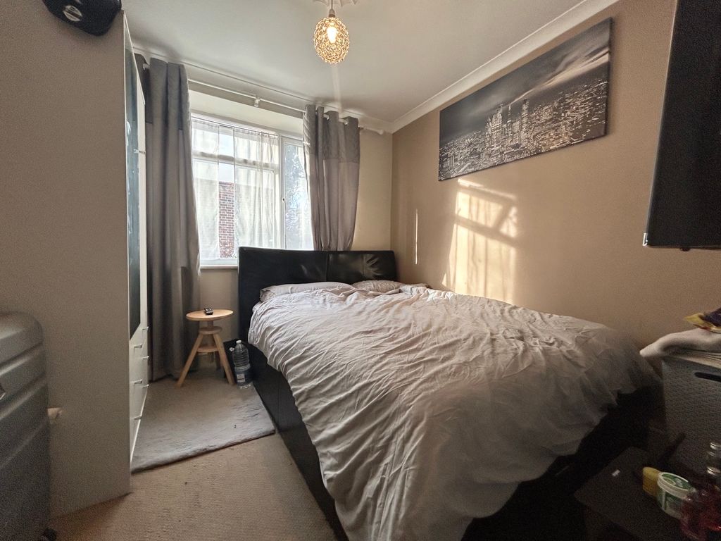 2 bed flat for sale in St Margarets Road, Aldersbrook E12, £335,000