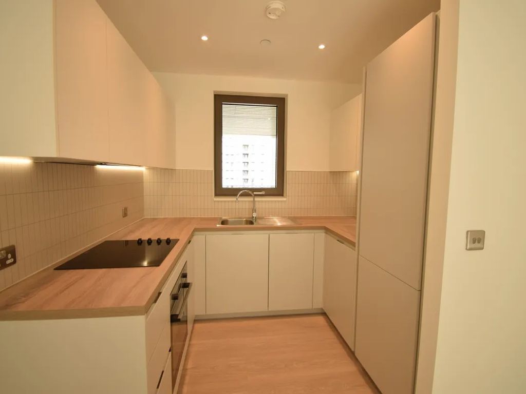 2 bed flat to rent in Ashley Road, London N17, £2,400 pcm