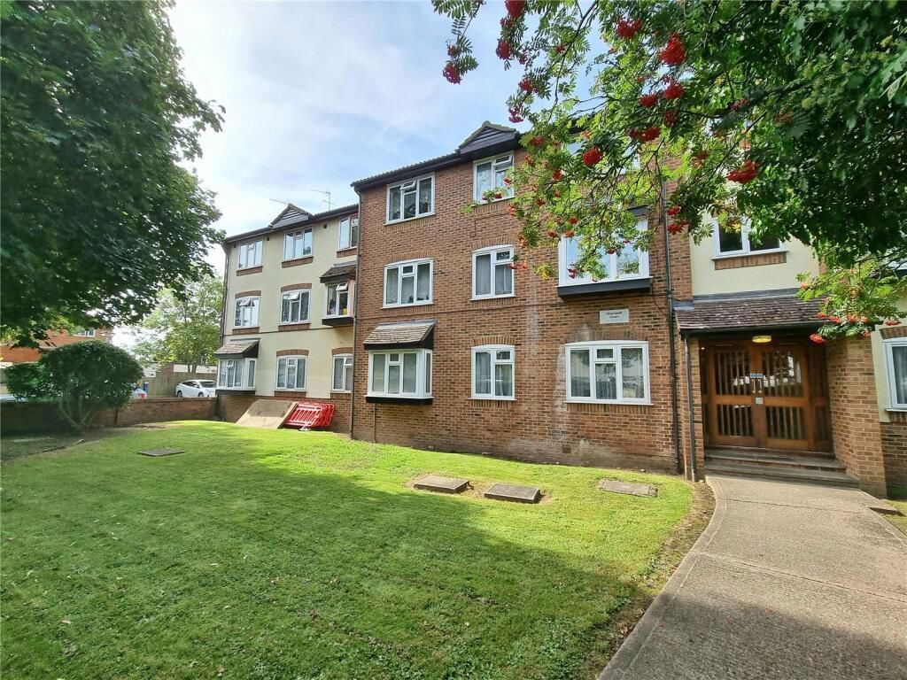 2 bed flat for sale in Church Road, Hayes UB3, £200,000