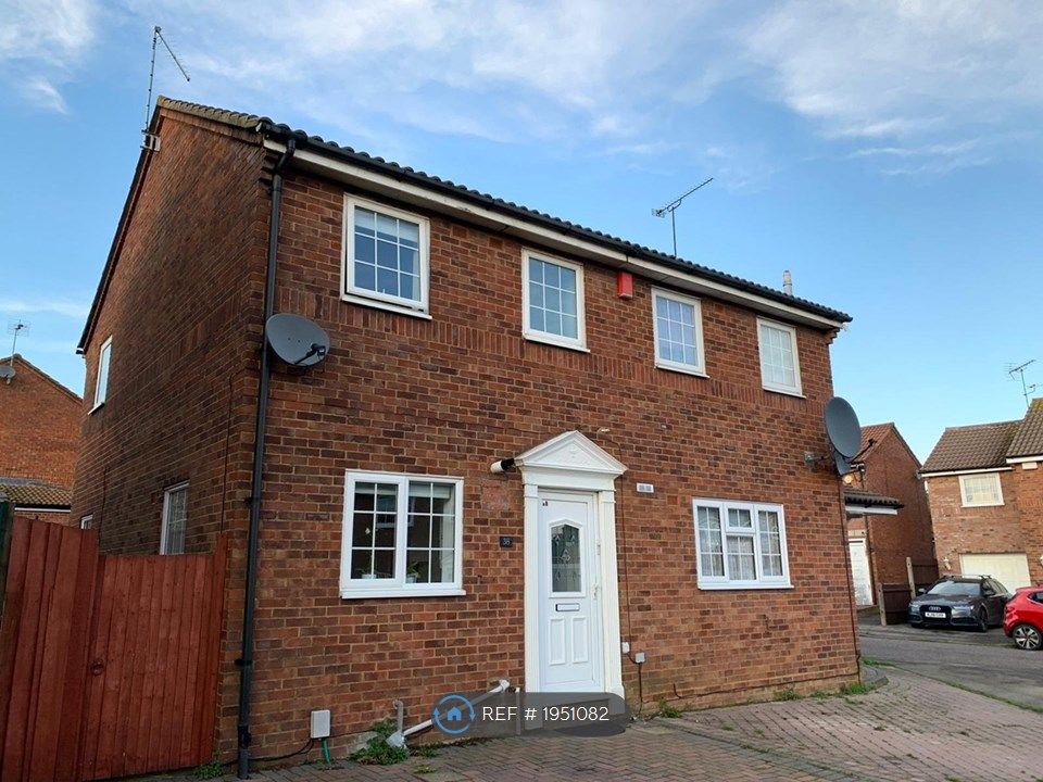 2 bed semi-detached house to rent in Barnston Close, Luton LU2, £1,350 pcm