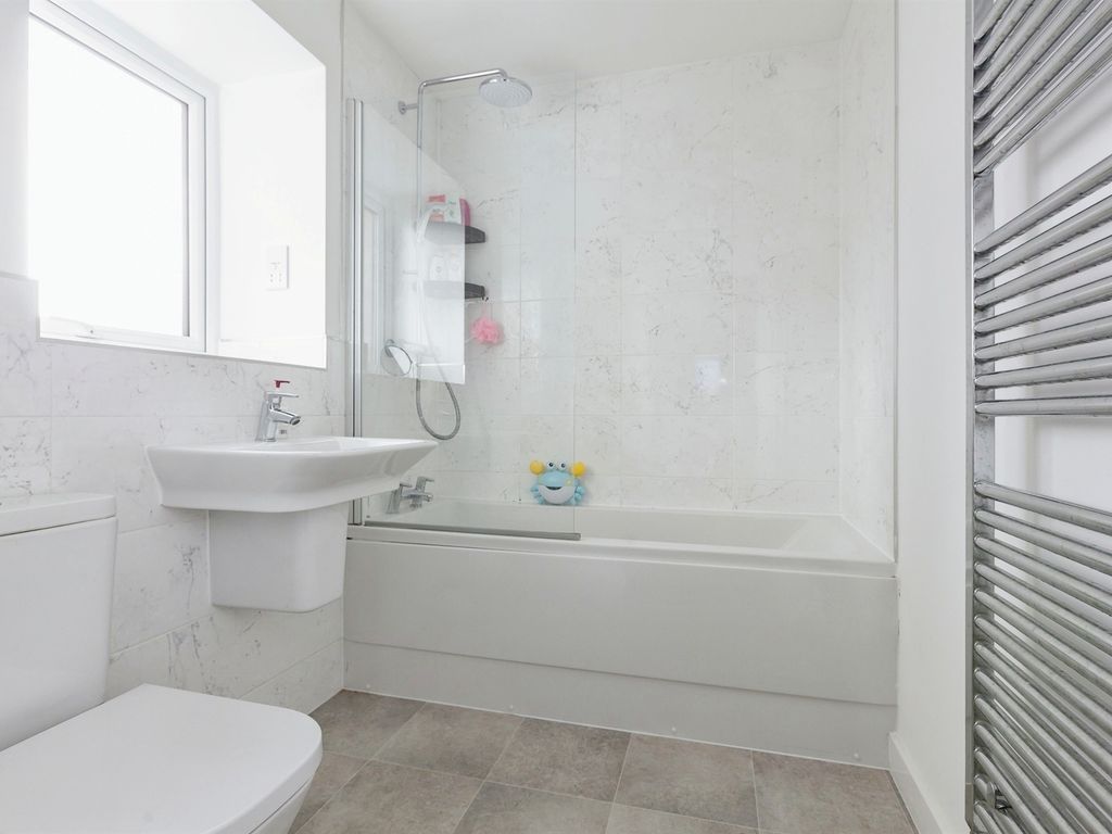 2 bed flat for sale in Round Meadow Road, Leicester LE4, £200,000