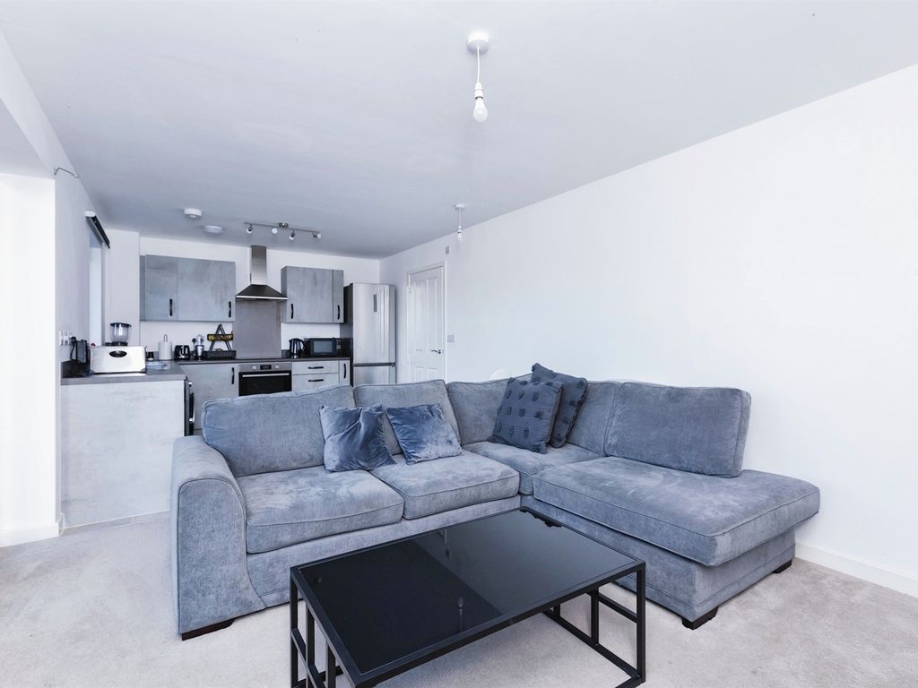 2 bed flat for sale in Round Meadow Road, Leicester LE4, £200,000