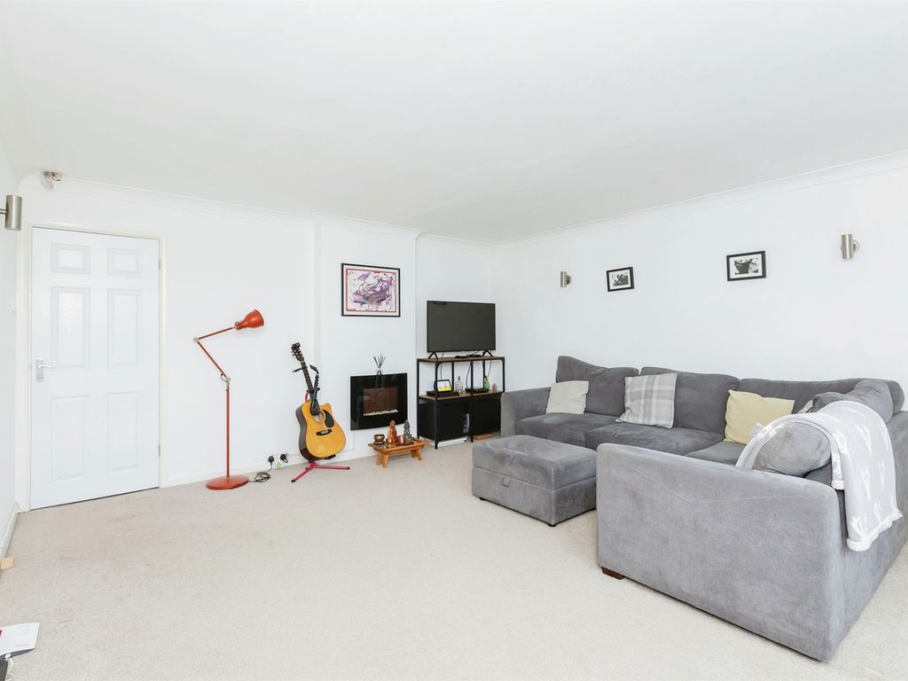 2 bed flat for sale in Stonehill Court, Great Glen, Leicester LE8, £165,000