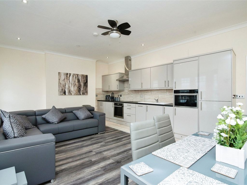2 bed flat for sale in Griffin Street, Newport NP20, £160,000