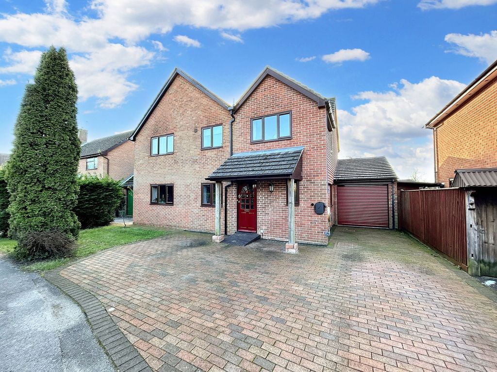 5 bed detached house for sale in Hughes Close, Blackfield SO45, £549,950