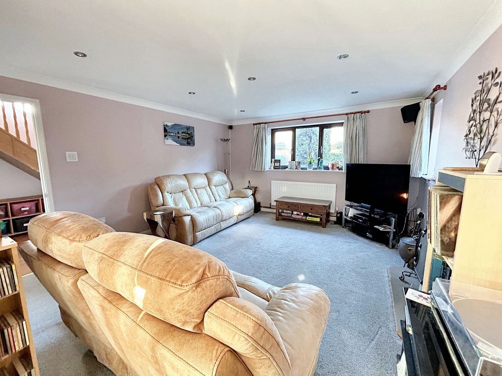 5 bed detached house for sale in Hughes Close, Blackfield SO45, £549,950
