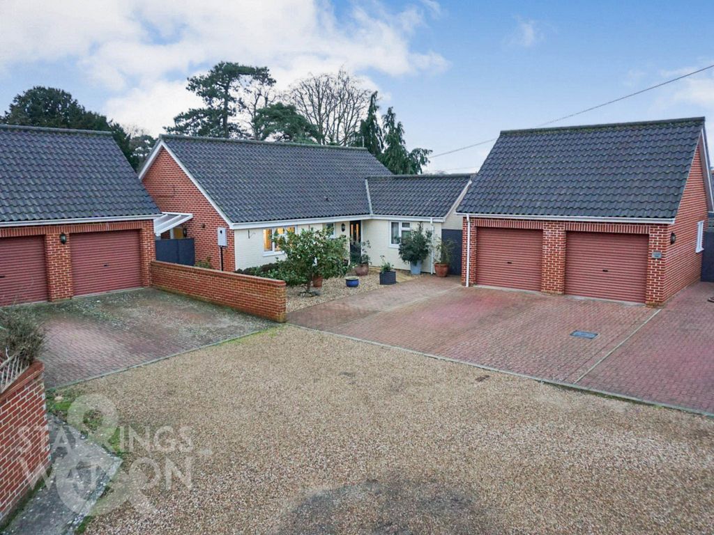 3 bed detached bungalow for sale in Church Road, Earsham, Bungay NR35, £350,000