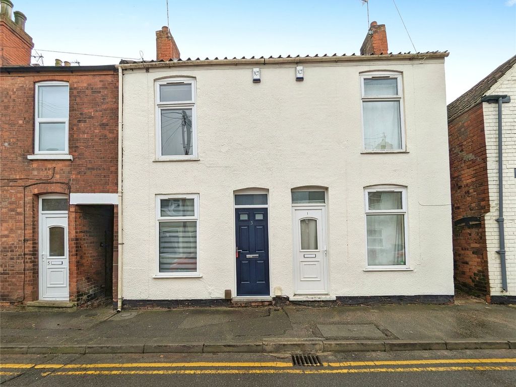 2 bed terraced house to rent in Gray Street, Lincoln, Lincolnshire LN1, £875 pcm