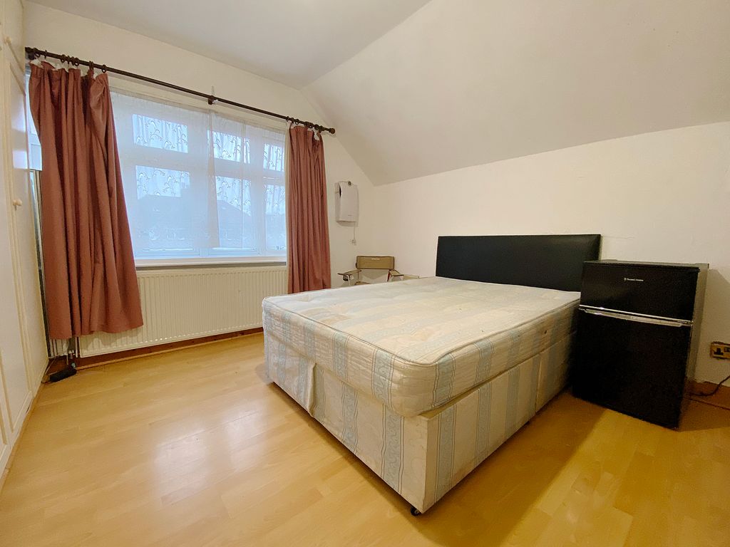 Room to rent in Summerhouse Avenue, Hounslow TW5, £700 pcm