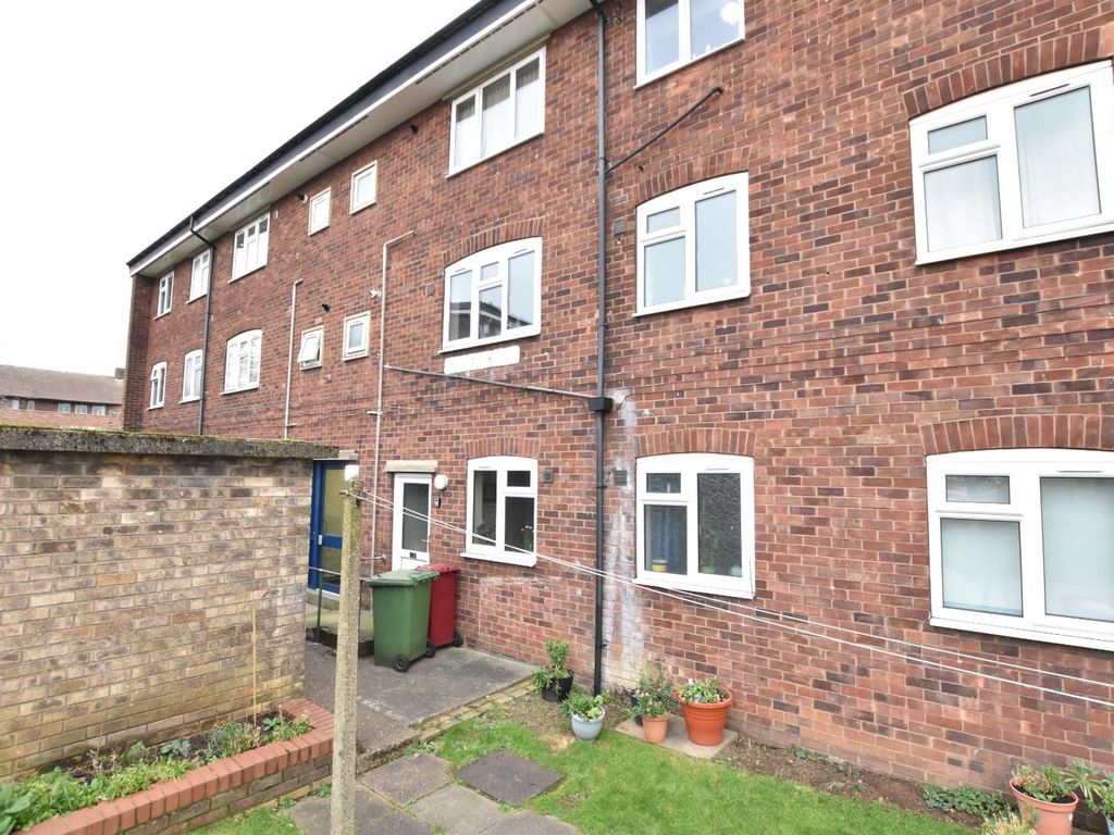 2 bed flat for sale in Poplar Gardens, Scunthorpe DN16, £75,000