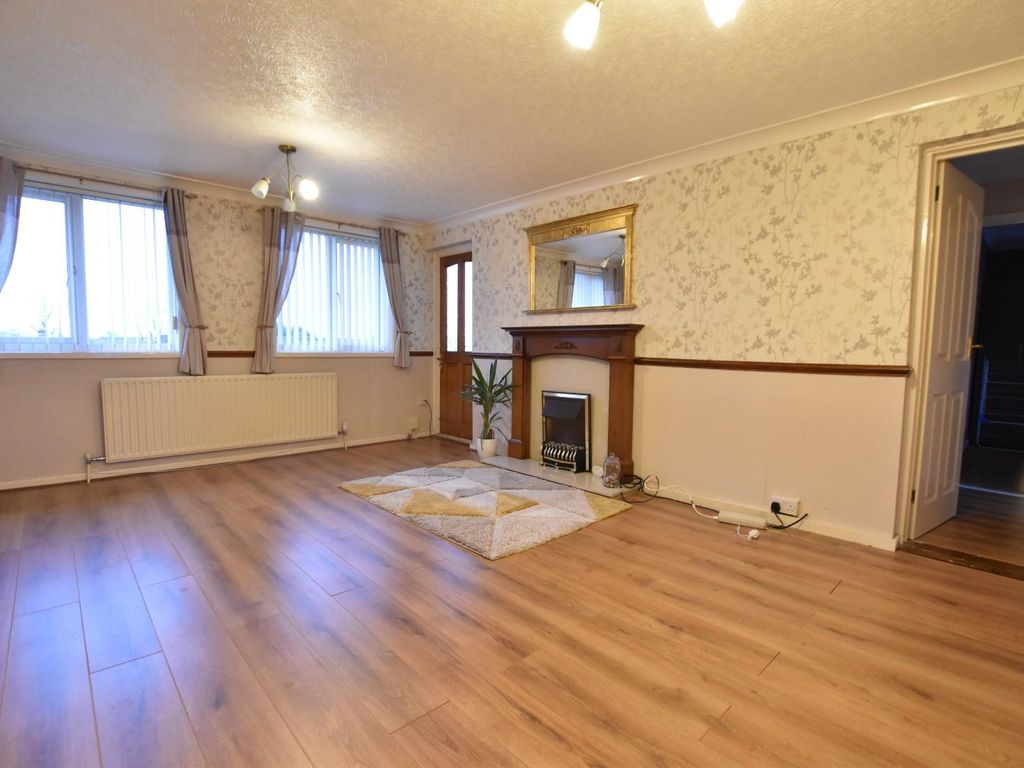 2 bed flat for sale in Poplar Gardens, Scunthorpe DN16, £75,000