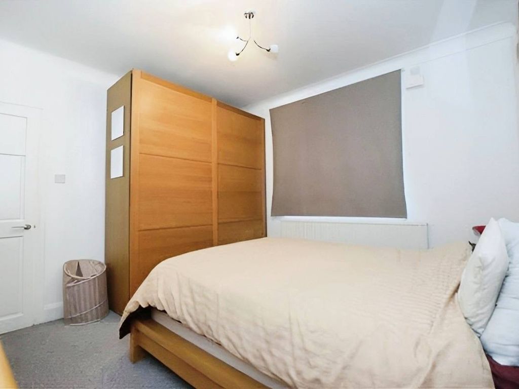 2 bed flat to rent in Nether Close, London N3, £1,850 pcm