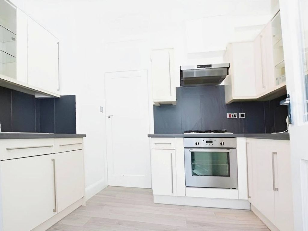 2 bed flat to rent in Nether Close, London N3, £1,850 pcm