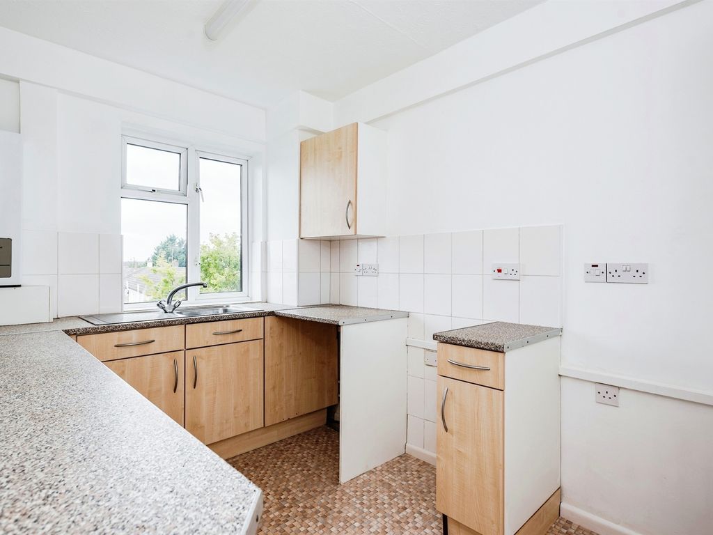 2 bed flat for sale in Blakesley Close, Swindon SN3, £125,000