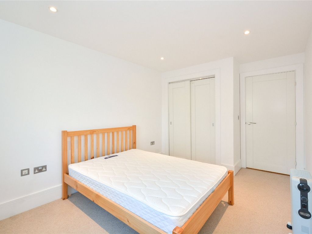 1 bed flat to rent in Gabriel House, 26 Islington Green N1, £2,400 pcm