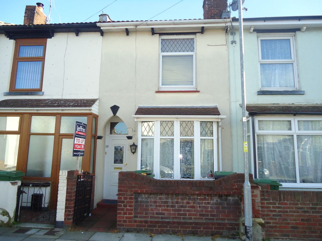2 bed terraced house to rent in Lynn Road, Portsmouth PO2, £950 pcm
