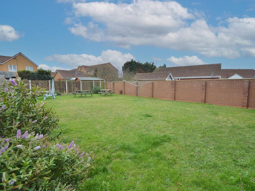 2 bed flat for sale in Constable Avenue, Clacton-On-Sea CO16, £145,000