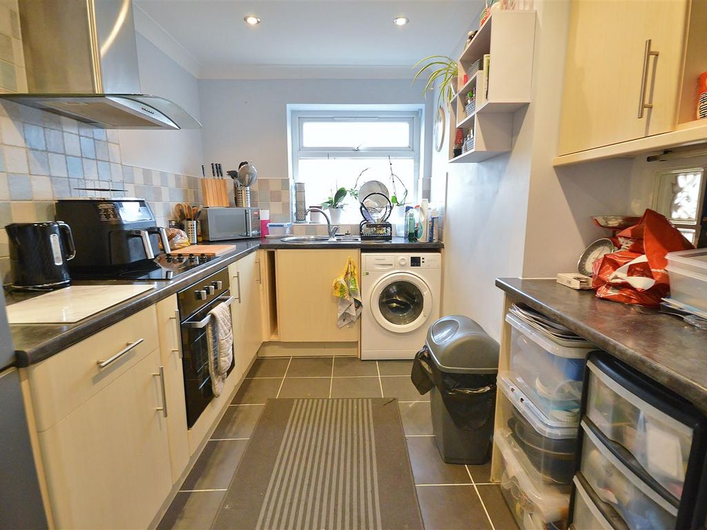 2 bed flat for sale in Constable Avenue, Clacton-On-Sea CO16, £145,000