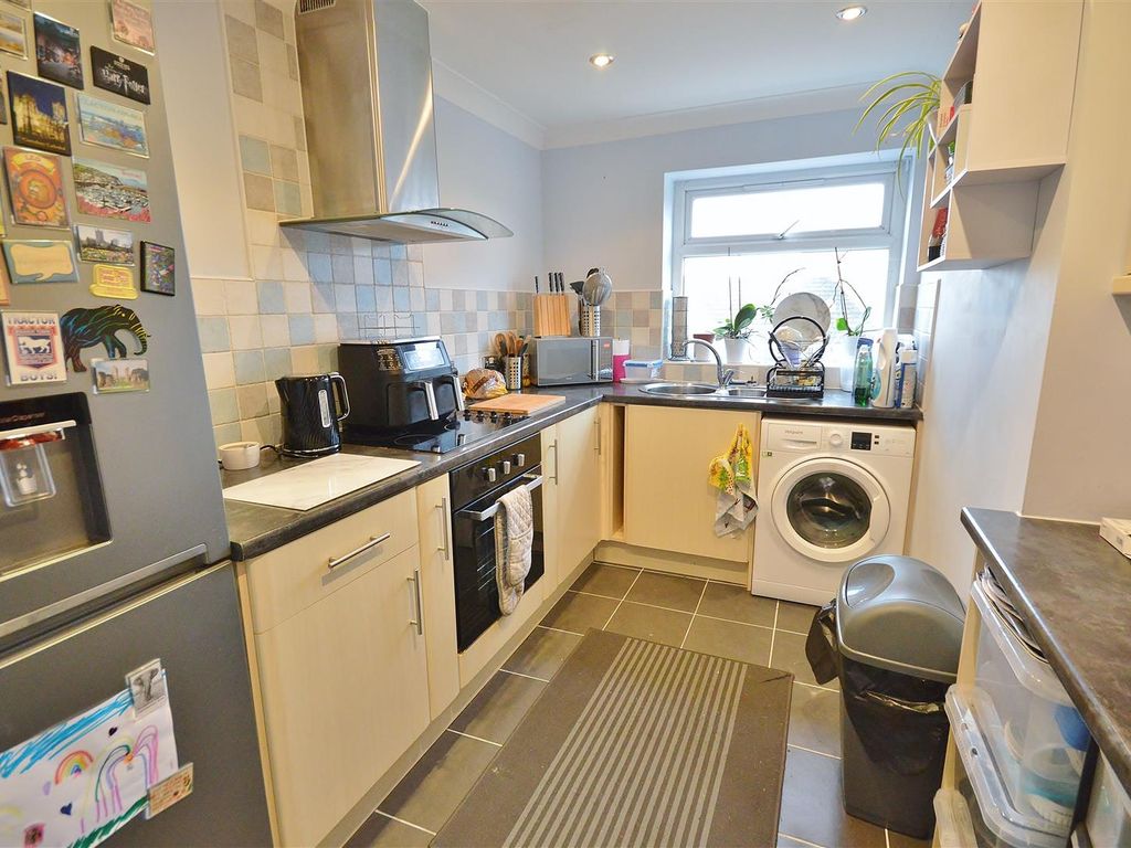 2 bed flat for sale in Constable Avenue, Clacton-On-Sea CO16, £145,000