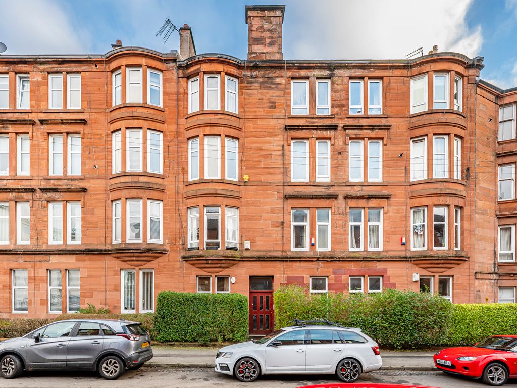 1 bed flat for sale in Eastwood Avenue, Shawlands, Glasgow G41, £145,000