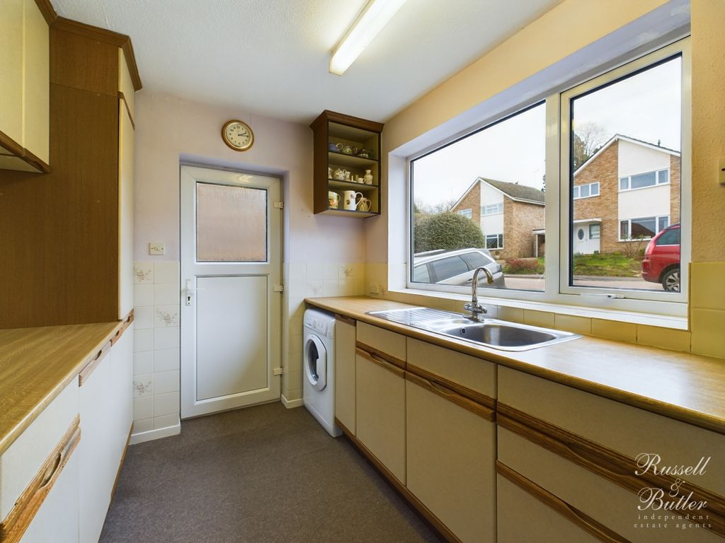 3 bed link-detached house for sale in Chandos Close, Buckingham MK18, £384,995