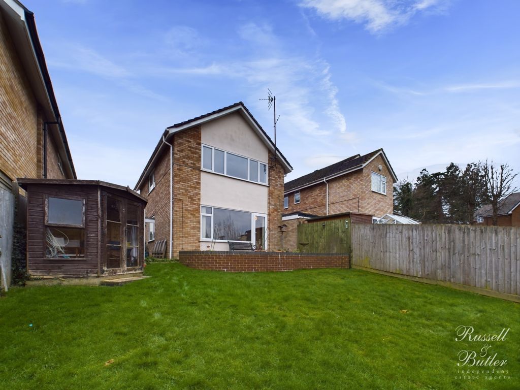 3 bed link-detached house for sale in Chandos Close, Buckingham MK18, £384,995
