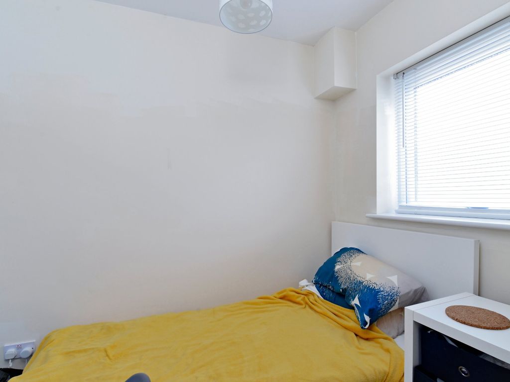 2 bed flat for sale in Godalming, Surrey GU7, £280,000