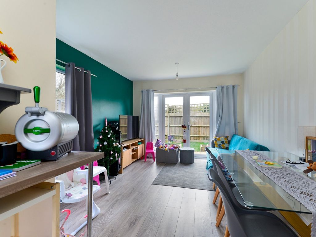 2 bed flat for sale in Godalming, Surrey GU7, £280,000