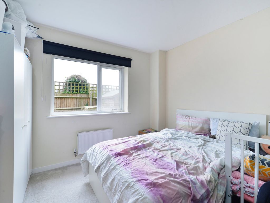 2 bed flat for sale in Godalming, Surrey GU7, £280,000