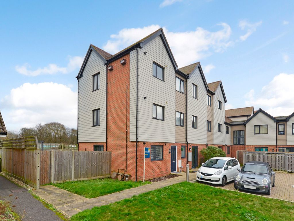 2 bed flat for sale in Godalming, Surrey GU7, £280,000