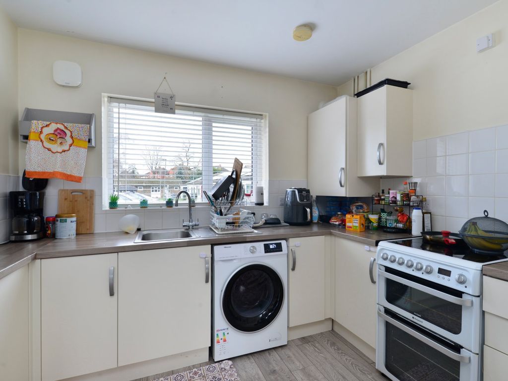 2 bed flat for sale in Godalming, Surrey GU7, £280,000