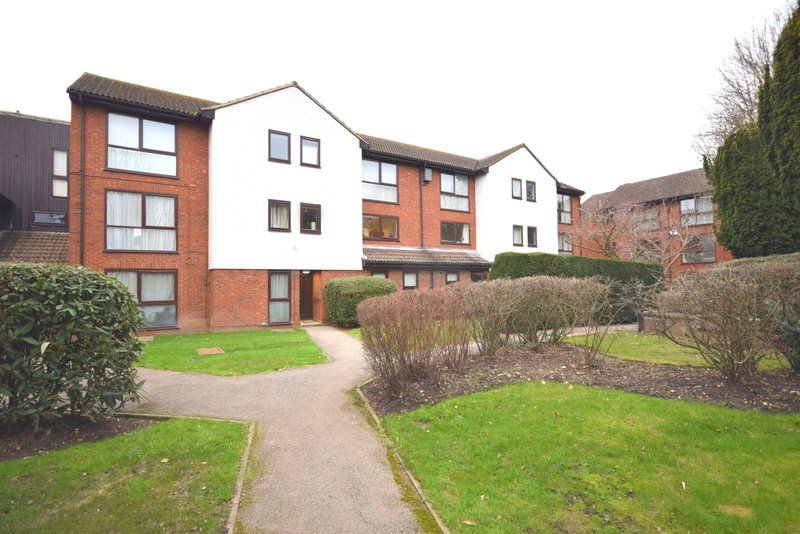 1 bed flat for sale in Claremont, Laleham Road, Shepperton TW17, £230,000