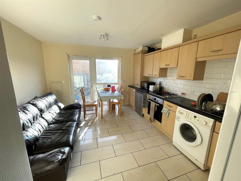 4 bed town house for sale in Aspull Walk, Manchester M13, £340,000