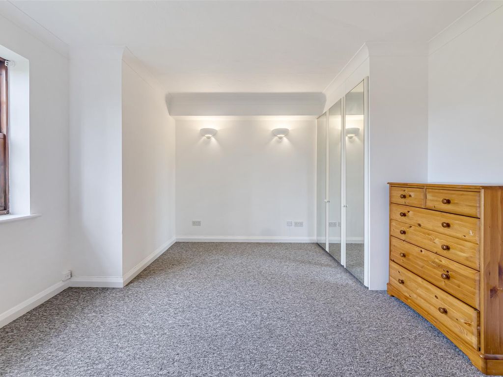 1 bed flat for sale in Princes Road, Weybridge KT13, £274,950