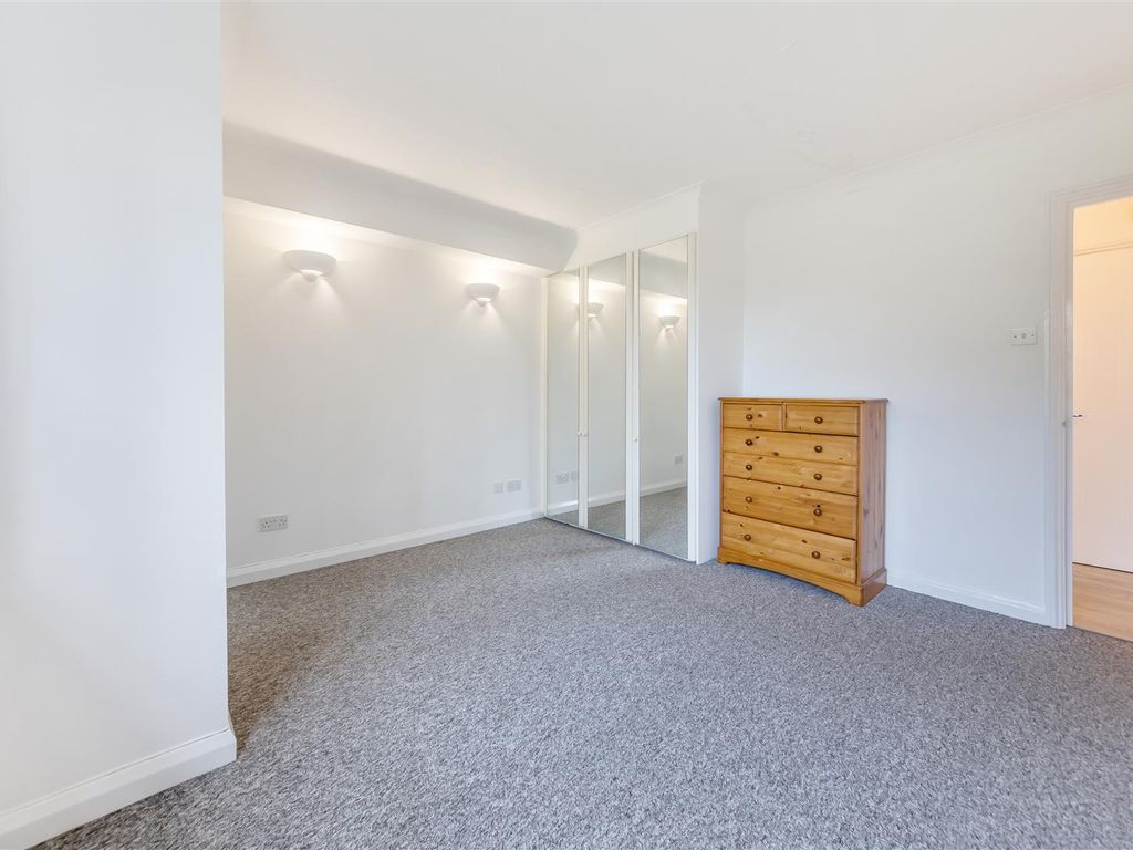 1 bed flat for sale in Princes Road, Weybridge KT13, £274,950