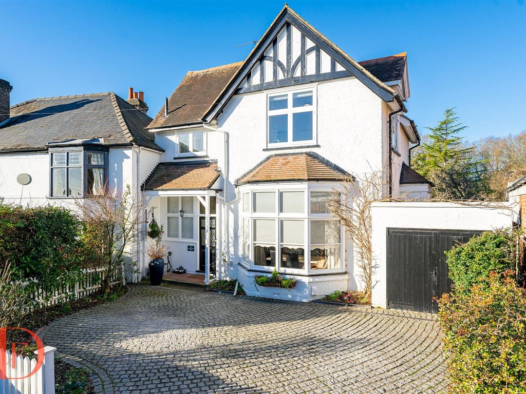 2 bed property for sale in Baldwins Hill, Loughton IG10, £950,000