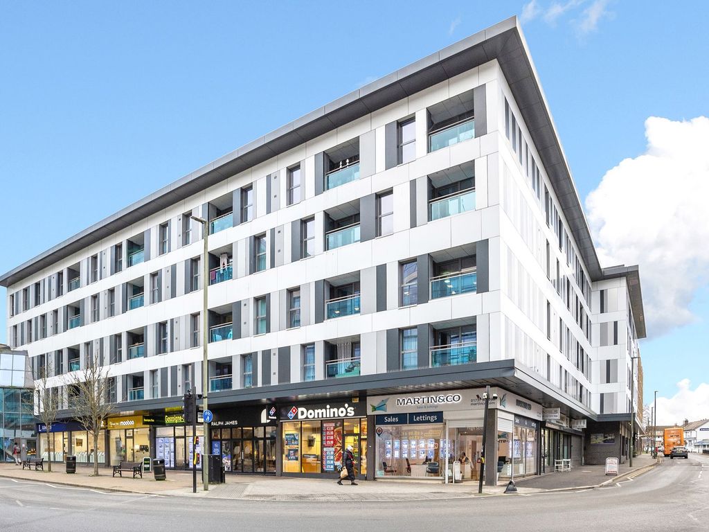 2 bed flat for sale in High Street, Queensgate High Street RH1, £300,000