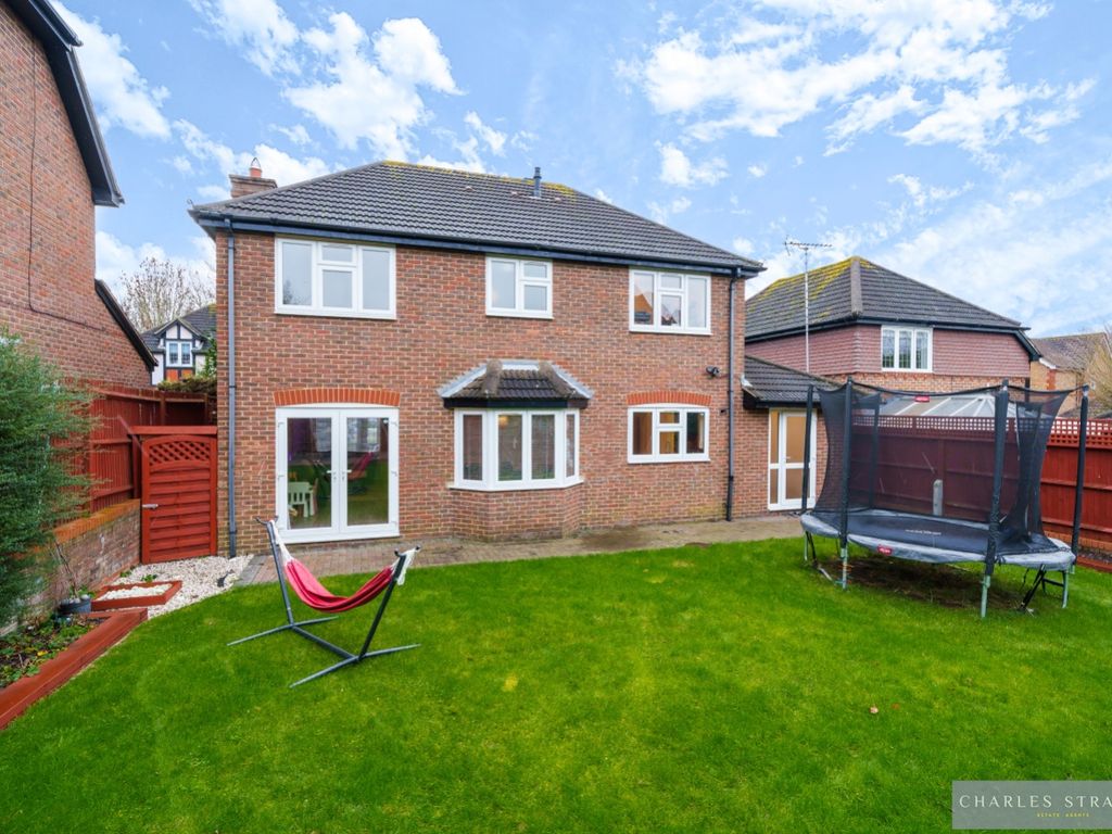 5 bed detached house to rent in Brandon Close, Chafford Hundred RM16, £2,750 pcm
