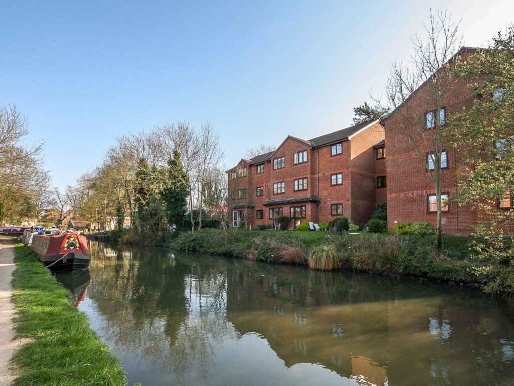 2 bed flat to rent in Old Mill Gardens, Berkhamsted HP4, £1,300 pcm