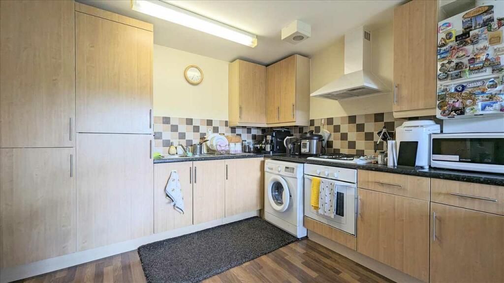 1 bed flat for sale in Cundy Road, London E16, £240,000