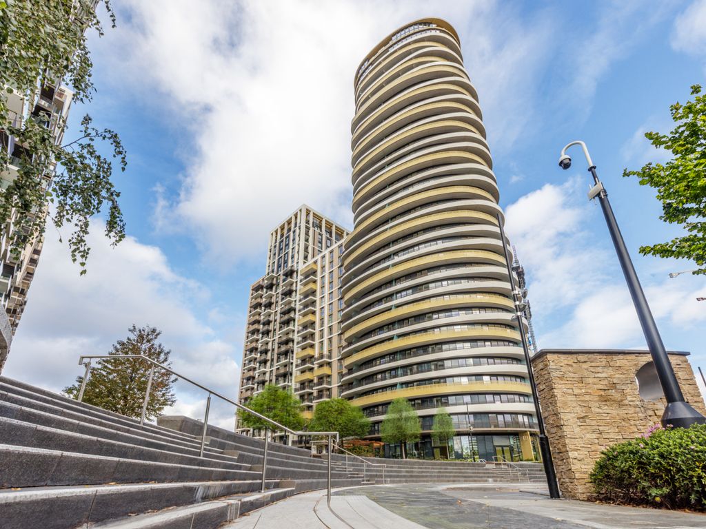 1 bed flat for sale in Cascade Way, White City W12, £810,000